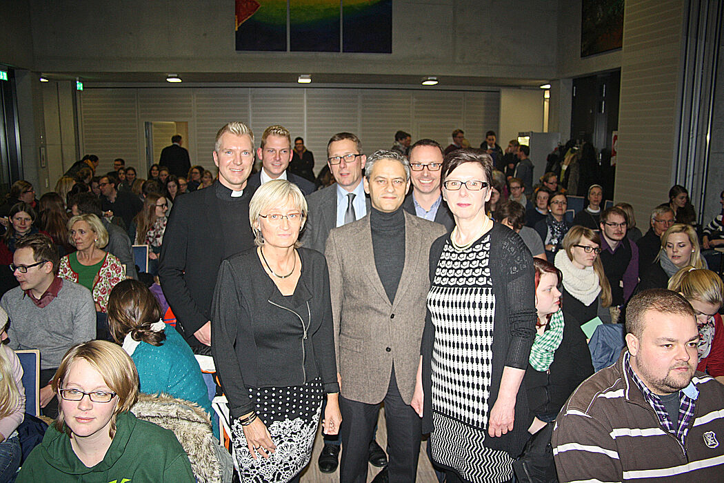 Foto (Ingo Kalischek): Diskutierten über Ehe und Kirche: Andrea Keinath (Mentorat) (vorne l.), Studierendenpfarrer Nils Petrat (l.), Johannes Klösges (Diözesanrichter/ hinten), Thomas Schüller (Uni Münster/m.), Michael Feil (Bischofskonferenz), Marku