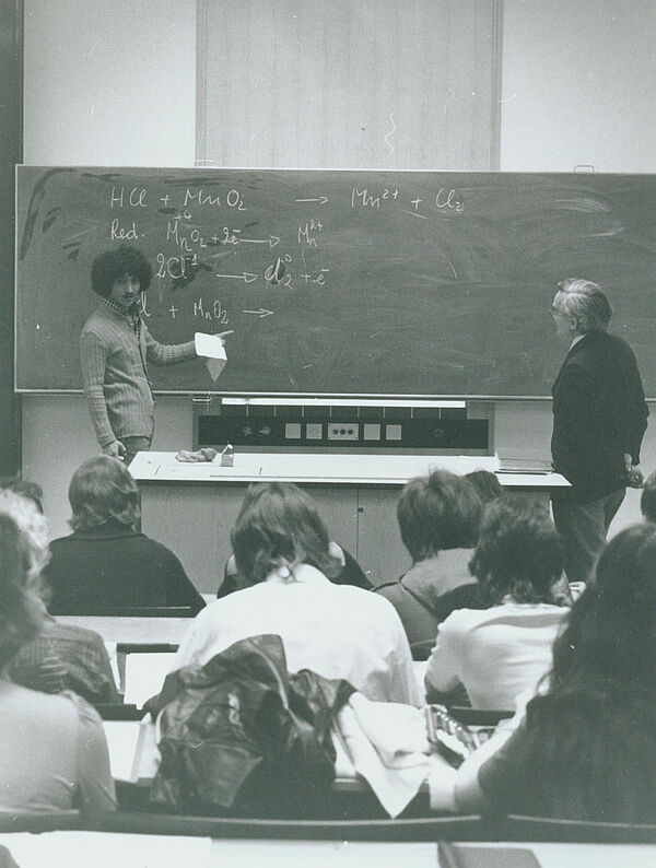 Foto (Universitätsarchiv Paderborn): Studierende in einer Vorlesung an der damaligen Gesamthochschule Paderborn im Jahr 1975.