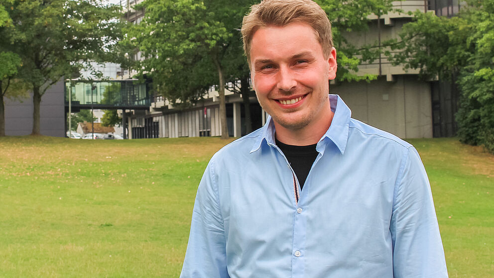 Foto (Universität Paderborn, Simon Ratmann): Zeithistoriker Florian Staffel forscht und lehrt an der Universität Paderborn unter anderem zur Geschichte der Briten in Westfalen.