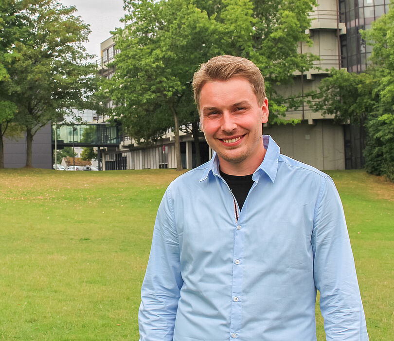 Foto (Universität Paderborn, Simon Ratmann): Zeithistoriker Florian Staffel forscht und lehrt an der Universität Paderborn unter anderem zur Geschichte der Briten in Westfalen.