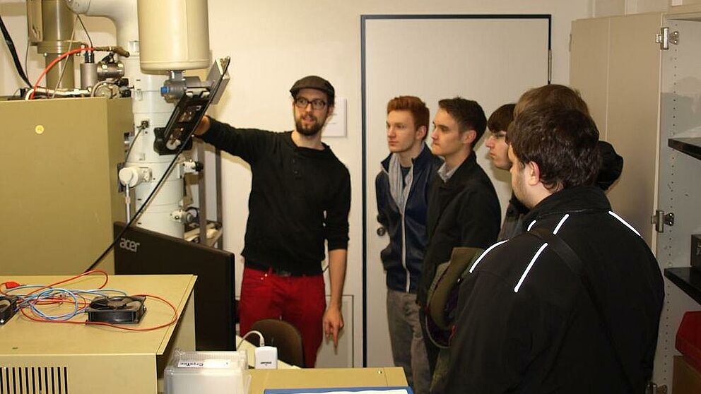 Foto (Universität Paderborn, Bianca Oldekamp): Johannes Pauly stellte Schülern das große Elektronenmikroskop in einem der Physiklabore vor.