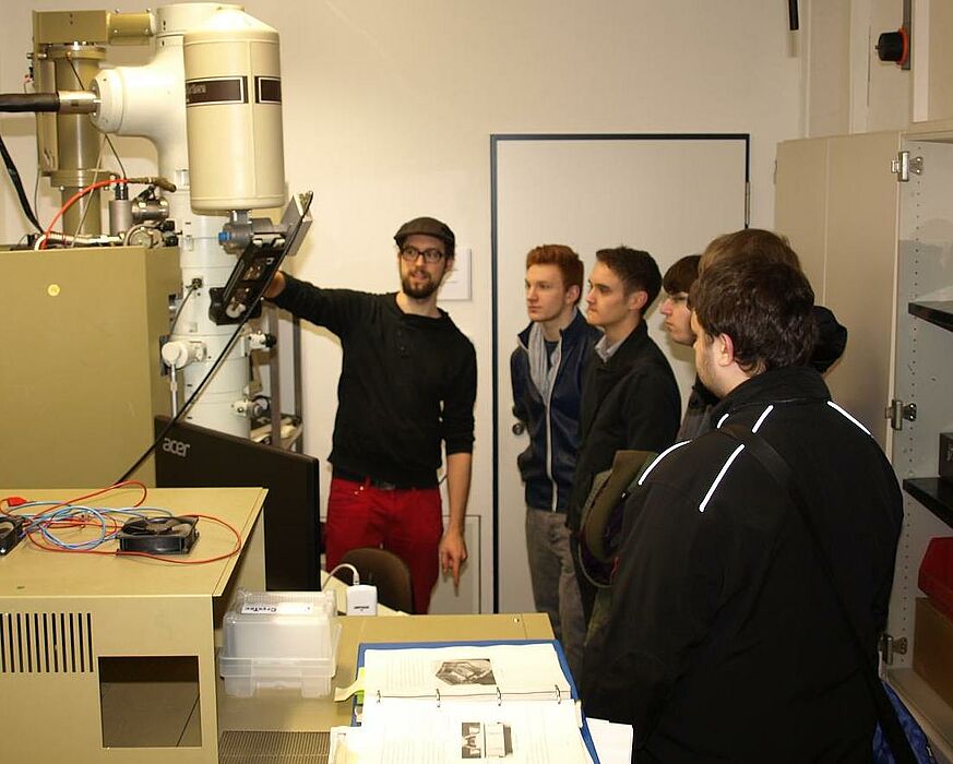 Foto (Universität Paderborn, Bianca Oldekamp): Johannes Pauly stellte Schülern das große Elektronenmikroskop in einem der Physiklabore vor.