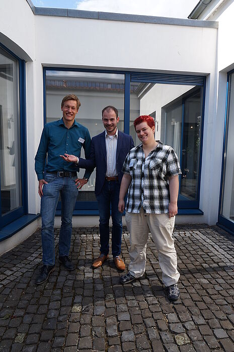 Foto: Im Oktober 2015 wechselt das Sprecherteam des Graduiertenforums der Fakultät für Kulturwissenschaften: Thomas Köster (Mitte) übergibt sein Amt an Fabian Hoya und Maxi Steinbrück (Promovierende am Institut für Erziehungswissenschaft).
