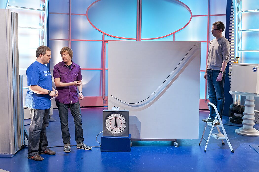 Foto (ZDF/Ralf Wilschewski): Elton mit Dr. Marc Sacher von der Universität Paderborn. Event-Physiker Max bringt Wassertropfen so richtig in Fahrt...