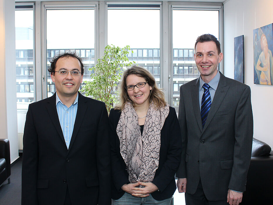 Foto (Universität Paderborn, Johannes Pauly): Erhielten die Förderung des Europäischen Forschungsrates: (v. l.)  Prof. Dr. Thomas Kühne aus dem Department Chemie, Prof. Dr. Christine Silberhorn und Prof. Dr. Thomas Zentgraf, beide Department Physik.