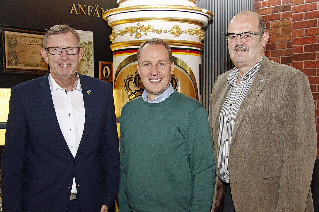 Foto: Manfred Nieder, Verkaufsdirektor der Warsteiner Brauerei, Dr. Peter Becker, Universität Paderborn, und Thomas Jägermann, erster Vorsitzender Stadtverband der Schützenvereine von Hamm.