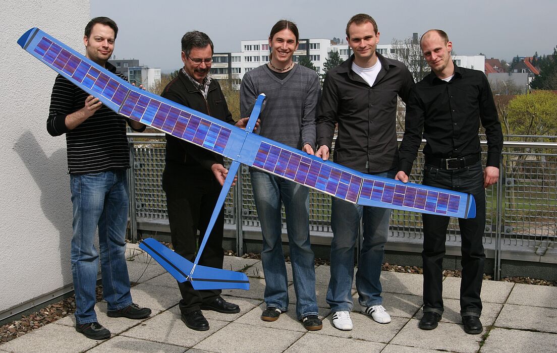 Foto (Universität Paderborn, Fabian Assion): Das Solarflugzeug mit den Elektrotechnik-Studenten André Kleine, Marcel Schönhoff und Bernhard Disselhoff sowie dem Projektinitiator Prof. Dr.-Ing. Ulrich Hilleringmann und dem Betreuer Dipl.-Ing. Benjamin O