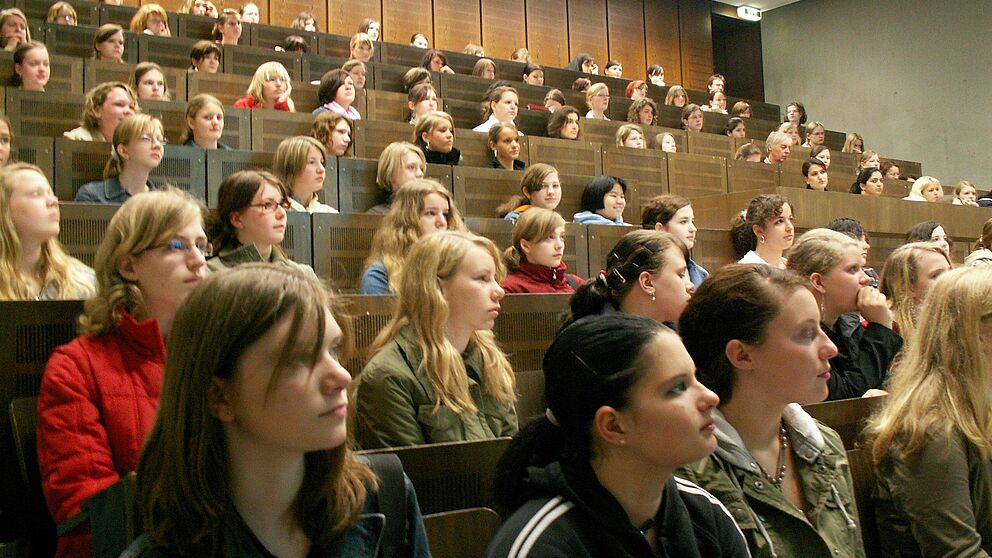 Foto (Christiana Nolte): Technikinteressierte Schülerinnen bei einer Vorlesung an der Universität Paderborn