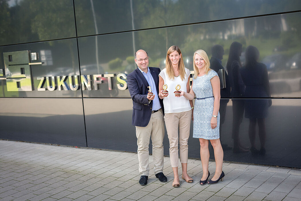Foto (David Gense): Dreistellig! Prof. Ansgar Trächtler (Leiter Fraunhofer IEM) und Sabrina Donnerstag (Gruppenleiterin Fraunhofer IEM, rechts) begrüßen ihre 100. Mitarbeiterin Hanna Busemann (Mitte).