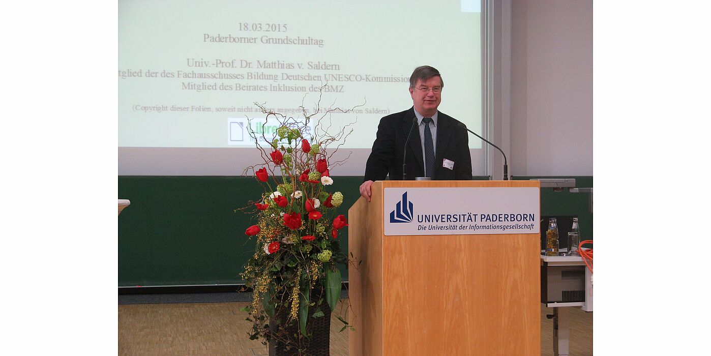 Foto (Universität Paderborn): Eröffnete Perspektiven auf den Inklusionsprozess: Hauptredner Prof. Dr. Matthias von Saldern.