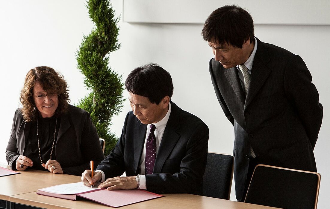 Foto (Universität Paderborn, Johannes Pauly): Von links: Prof. Dr. Caren Sureth-Sloane, Dekanin der Fakultät für Wirtschaftswissenschaften, mit den Vizepräsidenten der Universität Oita Prof. Dr. Junichi Kadota und Prof. Dr. Norio Shimoda.