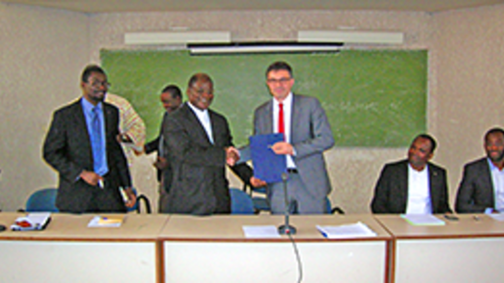 Foto (UCAC): Nach der Unterzeichnung des Vertrags durch den Rektor der Katholischen Universität Zentralafrikas. Von links im Vordergrund: Dekan der Fakultät für Sozialwissenschaften und Betriebswirtschaftslehre Pater Dr. Abel Beranger N’Djomon, Rekto