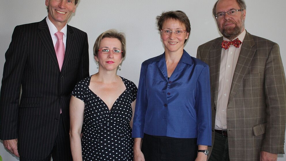 Foto (Universität Paderborn, Frauke Döll): V. li.: Präsident Prof. Dr. Nikolaus Risch, Prof. Dr. Eva-Maria Seng, Dr. Gudrun Oevel und Prof. Dr. Reinhard Keil