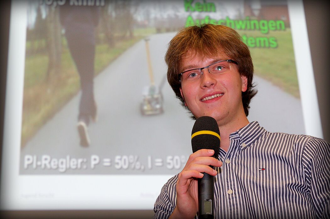 Foto (Universität Paderborn, Patrick Kleibold): Niklas Demel entwickelte ein motorisiertes Bobby-Car, das von einem Computer gesteuert wird, und konnte damit den ersten Platz beim Bundeswettbewerb im Fachgebiet Technik erringen.