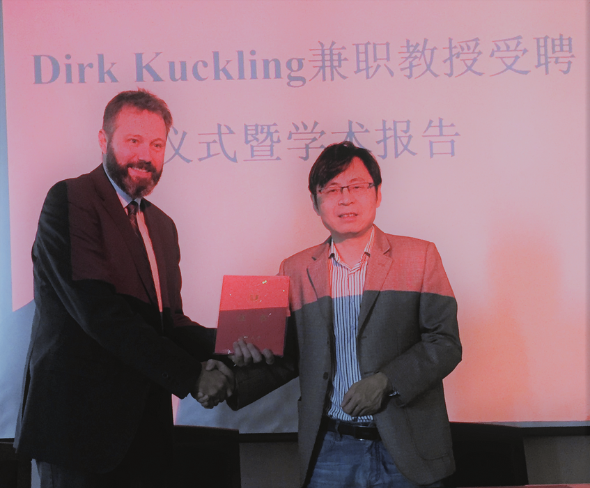 Foto (Prof. Dr. Songjun Li, Jiangsu University): Prof. Dr. Dirk Kuckling (links) bei der Urkundenvergabe durch Prof. Dr. Guanjun Qiao.