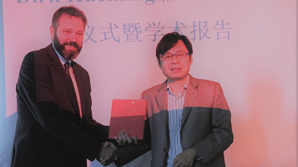 Foto (Prof. Dr. Songjun Li, Jiangsu University): Prof. Dr. Dirk Kuckling (links) bei der Urkundenvergabe durch Prof. Dr. Guanjun Qiao.