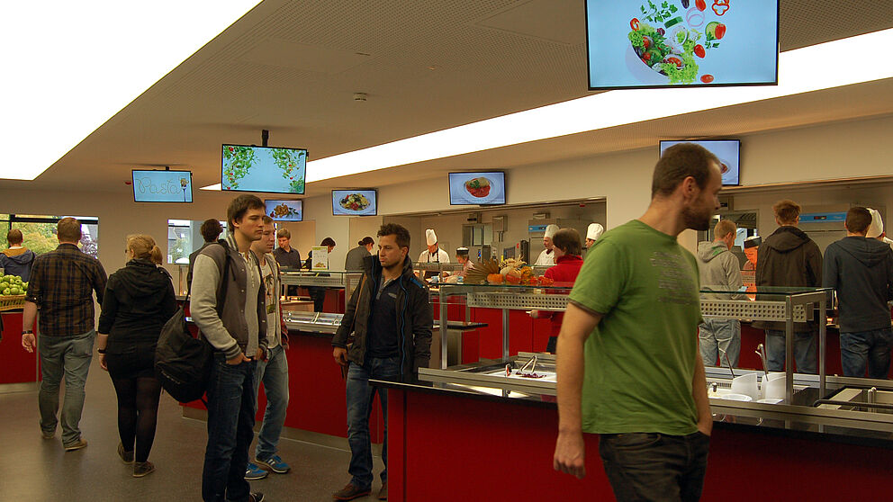 Abbildung: Das Speiseleitsystem erleichtert den Gästen die Orientierung. Hier in der neuen Mensa Forum des Studentenwerks Paderborn auf dem Campus Paderborn.
