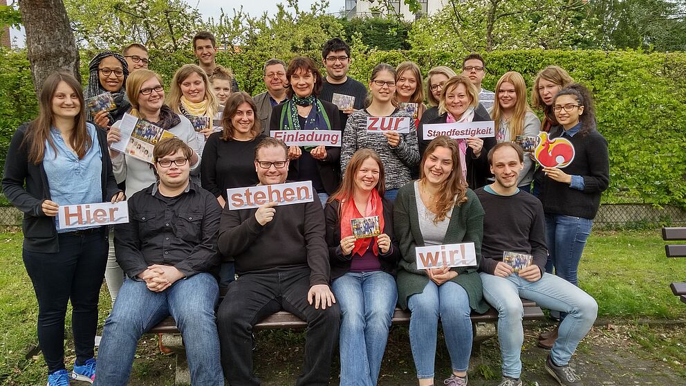 Foto (ESG): "Studierende der Universität Paderborn, mittig die Studierendenpfarrerin Heidrun Greine, links daneben - Prof. Dr. Harald Schroeter-Wittke, links außen - die Gemeindeassistentinnen: Vida Acheampong und Ricarda Klemme, rechts neben der Pfarre