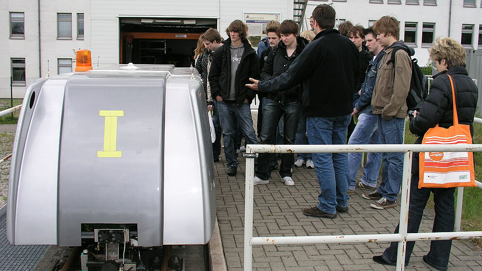 Foto: Schüler des Gymnasiums Schloß Neuhaus, Mitarbeiter des Fachgebiets Leistungselektronik und Elektrische Antriebstechnik.