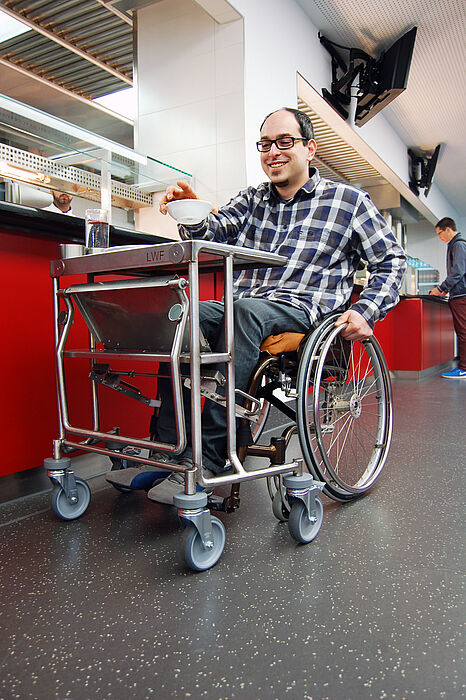 Foto: Der Tablettwagen erleichtert Menschen mit Beeinträchtigung den Besuch der Mensen des Studierendenwerks Paderborn.