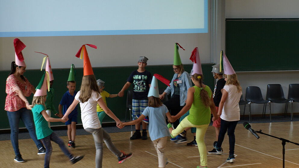Foto (Universität Paderborn, Bianca Oldekamp): Mit einem mittelalterlichen Schiarazula-Tanz zeigten die Kinder der Gruppe „Grün“ dem Publikum, wie im Mittelalter getanzt wurde.