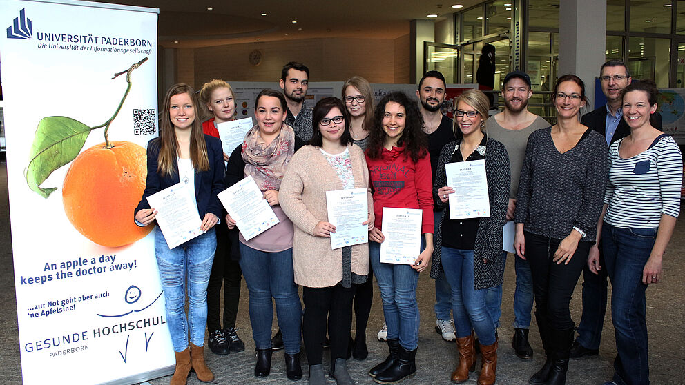 Foto (Universität Paderborn, Heiko Appelbaum): Antje Tarampouskas (PLAZ), Peter Gall (Kreispolizeibehörde Paderborn) und Sandra Bischof (Gesunde Hochschule) überreichten den Studierenden stellvertretend die Zertifikate (v. r.).