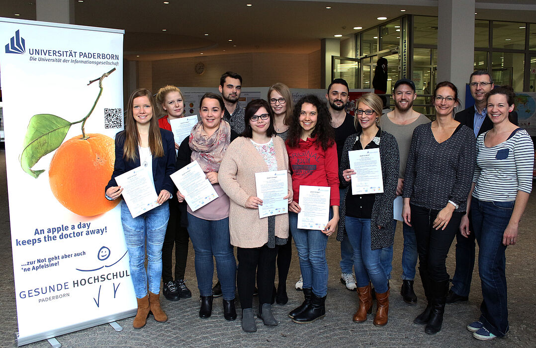 Foto (Universität Paderborn, Heiko Appelbaum): Antje Tarampouskas (PLAZ), Peter Gall (Kreispolizeibehörde Paderborn) und Sandra Bischof (Gesunde Hochschule) überreichten den Studierenden stellvertretend die Zertifikate (v. r.).