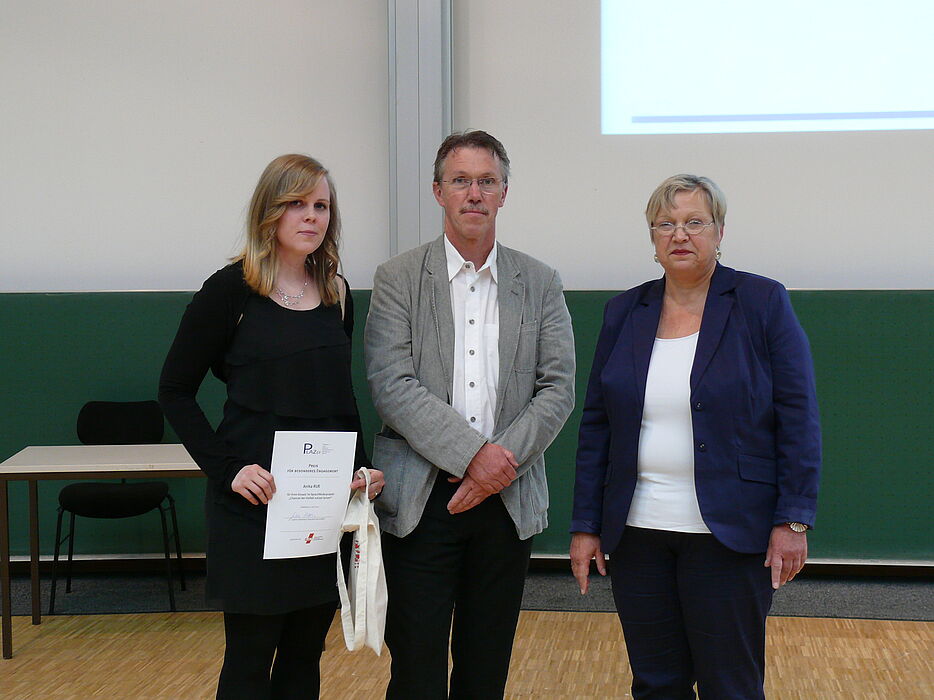Foto (Universität Paderborn, Silvia Sporkmann): Anika Rüß (links) ist Preisträgerin des Preises für besonderes Engagement im Studium der Gewerkschaft Erziehung und Wissenschaft (GEW), hier mit  Ralf Otto (GEW-Vorstand) und StD´ Gudrun Kallenbach