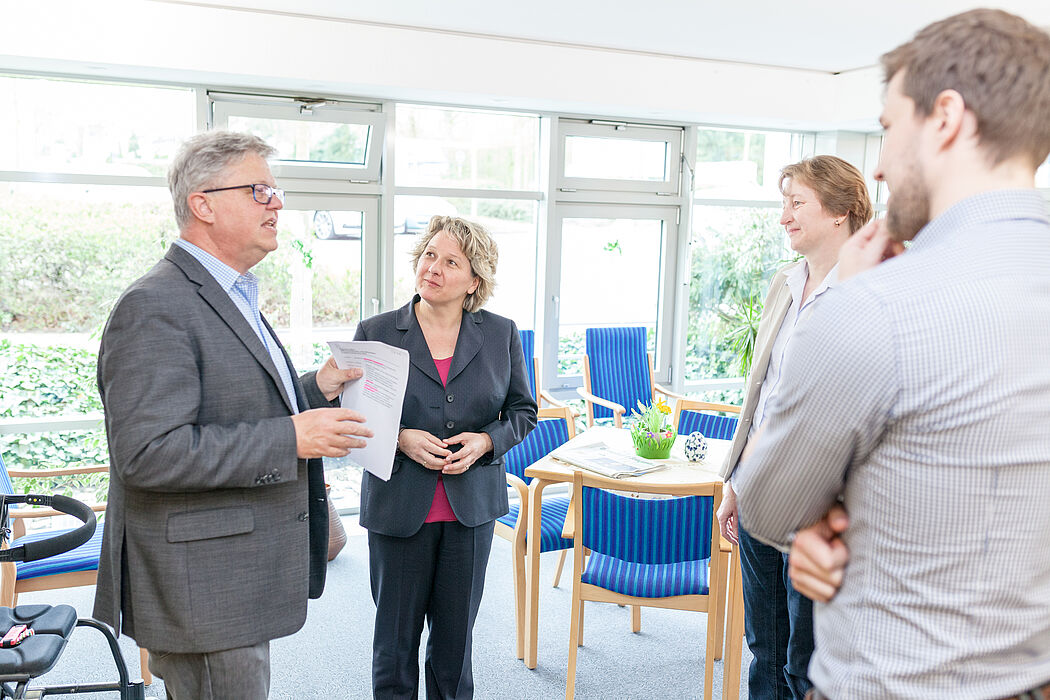 Foto (Jan Olaf Scholz, MIWF): NRW-Wissenschaftsministerin Svenja Schulze im Gespräch mit Josef Opitz (Leiter Altenzentrum St. Veronika), Hildegard Moß (Pflegedienstleitung Altenzentrum St. Veronika) und Nils Wingenbach (Kollegiat des NRW Fortschrittskol