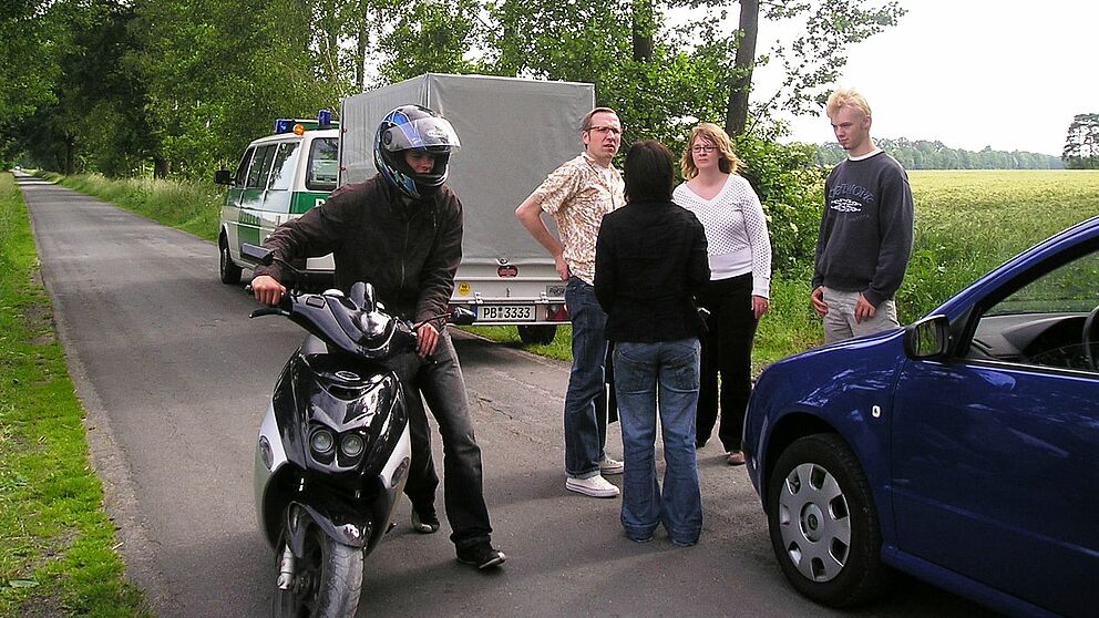 Foto (Kreispolizeibehörde Paderborn): Hochschulangehörige bei den Dreharbeiten zum Film