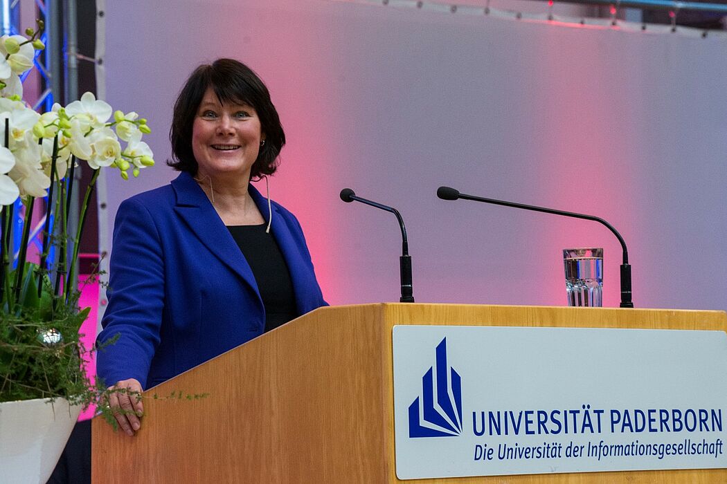 Foto (Universität Paderborn): RTL-Chefin Anke Schäferkordt hielt die traditionelle Alumna-Festrede am Tag der Wirtschaftswissenschaften 2015.