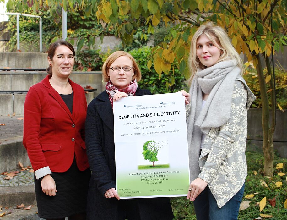 Foto (Universität Paderborn, Lisa Ahrens): Die Veranstalterinnen der Konferenz „Demenz und Subjektivität“: Dr. Sara Strauß, Dr. Daniela Ringkamp und Dr. Leonie Süwolto.