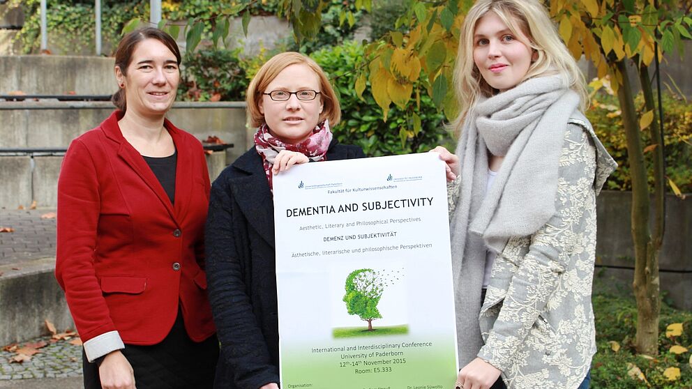 Foto (Universität Paderborn, Lisa Ahrens): Die Veranstalterinnen der Konferenz „Demenz und Subjektivität“: Dr. Sara Strauß, Dr. Daniela Ringkamp und Dr. Leonie Süwolto.