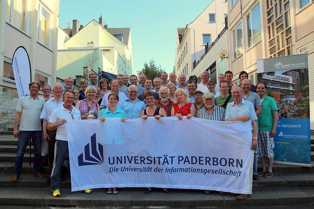 Foto (Universität Paderborn, Vanessa Dreibrodt): Bereits zum dritten Mal trafen sich Ehemalige der Hochschule am Libori-Freitag auf dem Franz-Stock-Platz.