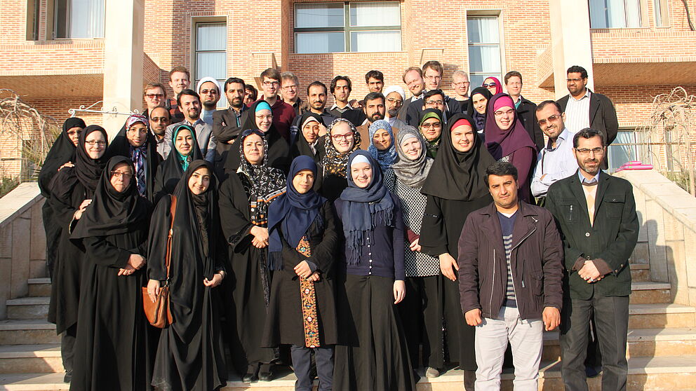 Foto (Lukas Wiesenhütter): Gruppenfoto in der Universität der Religionen und Denominationen (Qom)