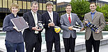 Foto: Freuen sich über den gewonnenen Wettbewerb (v.l.): Irmgard Rothkirch (Leiterin Museumspädagogik HNF), Dr. Kurt Beiersdörfer (Geschäftsführer HNF), Prof. Dr. Nikolaus Risch (Präsident Uni Paderborn), Christoph Schön (Leiter Stabsstelle des Pr