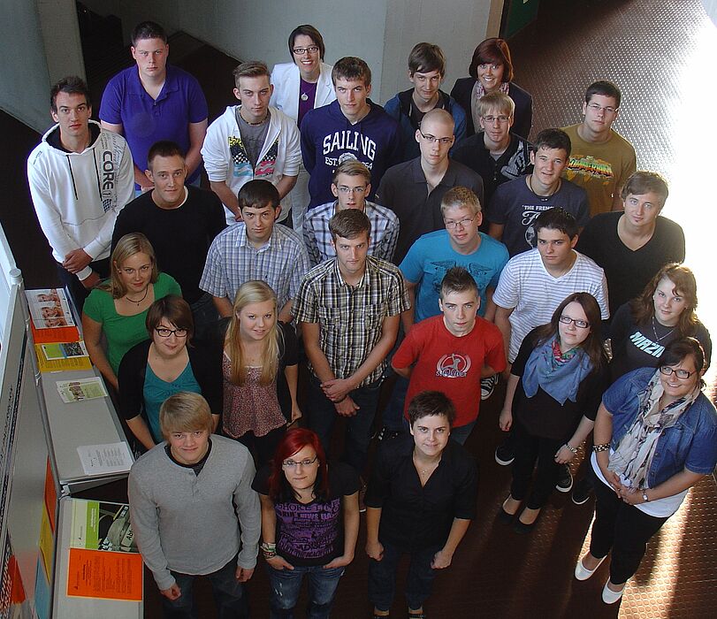 Foto (Universität Paderborn/ Frauke Döll): Die neuen Azubis mit Dunja Denecke (vorne, 3. v. l.) und Uta Wienhaus (hinten, 4. v. l.) vom Personaldezernat.