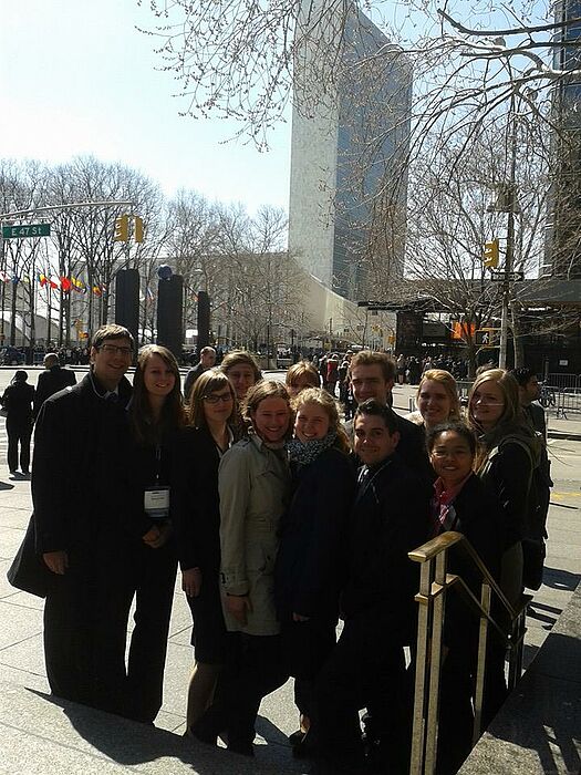 Foto (Universität Paderborn): Die Paderborner Delegierten vor dem Hauptgebäude der Vereinten Nationen in New York.