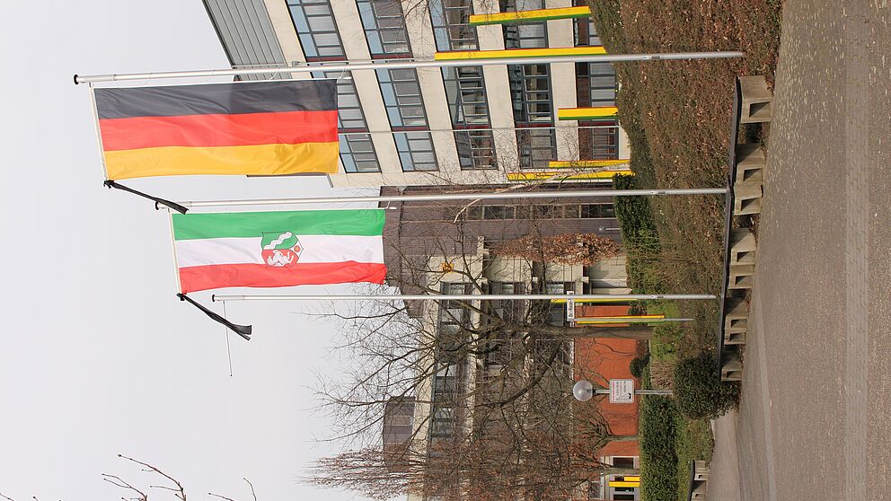 Foto (Universität Paderborn, Frauke Döll): Trauerbeflaggung anlässlich des Flugzeugunglücks vor dem Audimax der Universität Paderborn.