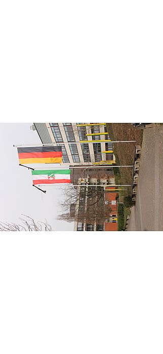Foto (Universität Paderborn, Frauke Döll): Trauerbeflaggung anlässlich des Flugzeugunglücks vor dem Audimax der Universität Paderborn.