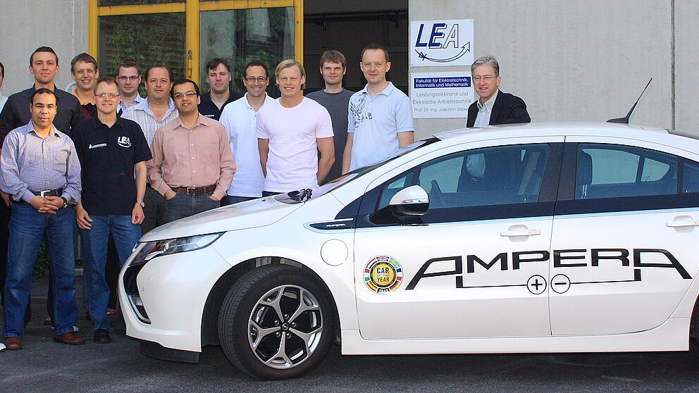 Foto (Universität Paderborn): Das Team des Fachgebiets Leistungselektronik und Elektrische Antriebstechnik (LEA) um Prof. Dr.-Ing. Joachim Böcker (r.) arbeitet an der Zukunft der Mobilität und testet derzeit den Opel Ampera.