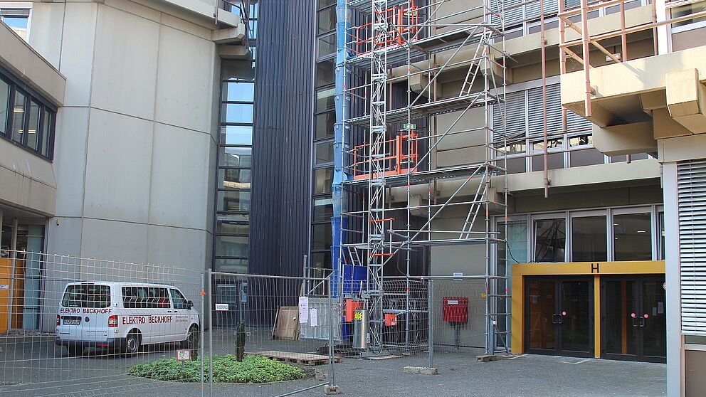 Foto (Universität Paderborn, Ricarda Michels): Die Sanierung der sanitären Anlagen wurde bereits vorbereitet: das Gerüst am H-Gebäude steht.