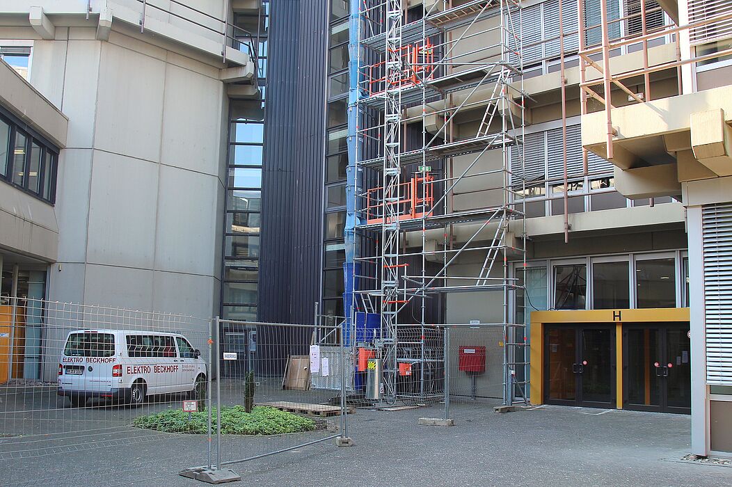 Foto (Universität Paderborn, Ricarda Michels): Die Sanierung der sanitären Anlagen wurde bereits vorbereitet: das Gerüst am H-Gebäude steht.