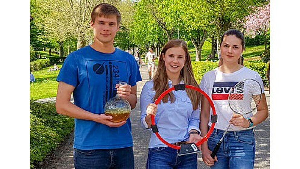 Studierende aus Chemie, Physik und Sport freuen sich über die guten Bewertungen im CHE-Ranking 2018 (Foto Universität Paderborn, Johannes Pauly): v. l. Julian Heske, Louisa Kleine-Tebbe, Diana Bauer.