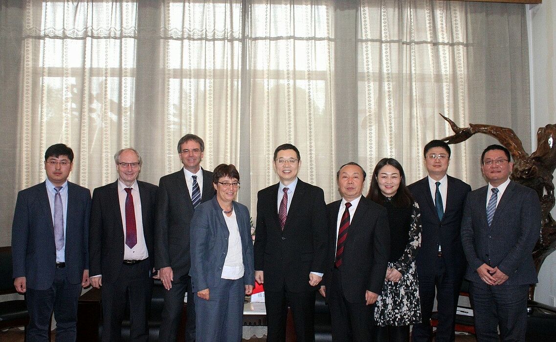 Foto (Xidian-Universität): Nach Abschluss der Sitzung an der Xidian-Universität die Präsidenten mit weiteren Gesprächspartnern.