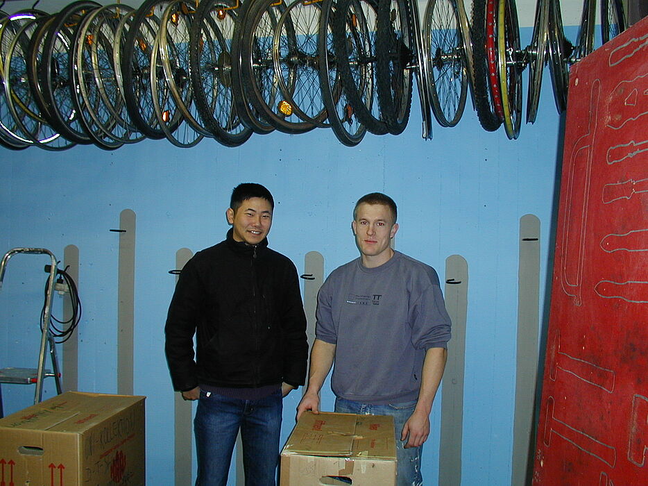 Foto (Nadine Hulfershorn): Timo Tempel und Lars Oetken (v. l.) nahmen die Renovierung der AStA-Fahrradwerkstatt in die Hand.