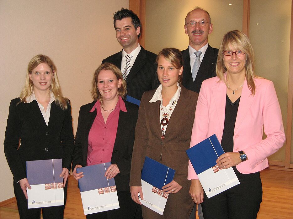 Bild: 1. Reihe von links: Dr. Anja Iseke, Michaela Lambrecht, Wiebke Krüger, Stefanie Goder. Dahinter: Francesco Ferrucci, Joachim Ohse