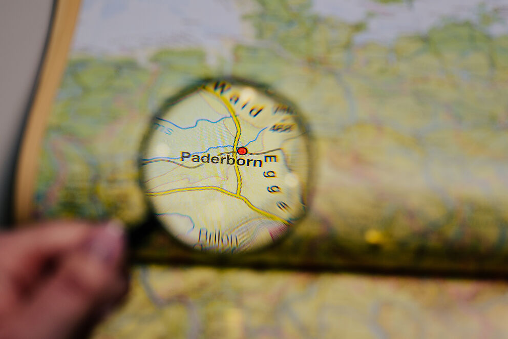 Lupe vergrößert Ausschnitt auf Karte