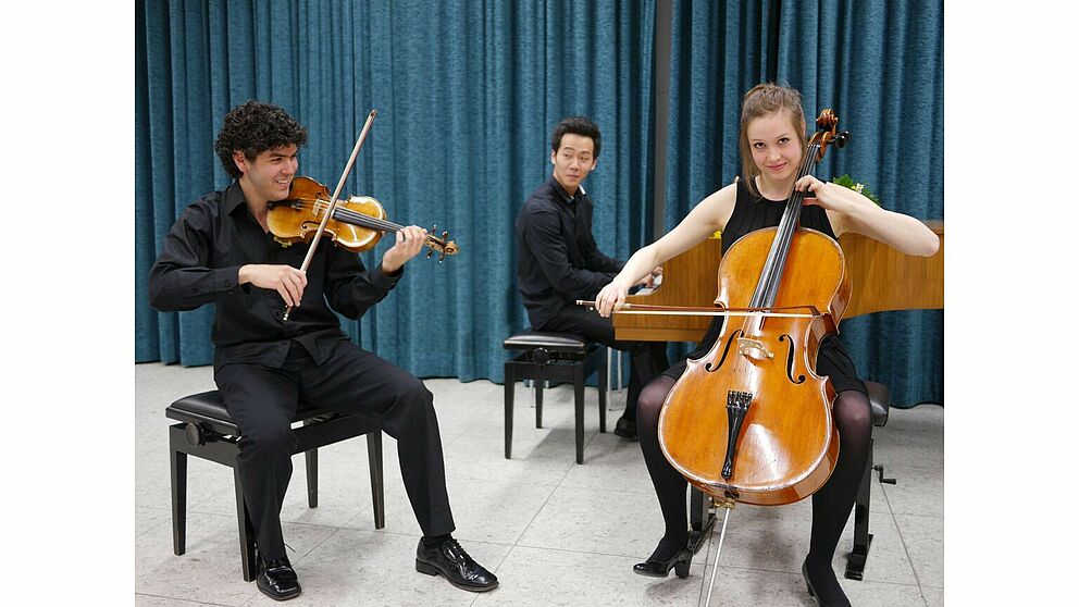 Foto (Hochschulorchester Paderborn): Solisten beim Konzert mit dem Hochschulorchester: Jana Telgenbüscher (Violoncello), Andrés Ramírez-Gastón (Violine) und Soohong Park (Klavier).