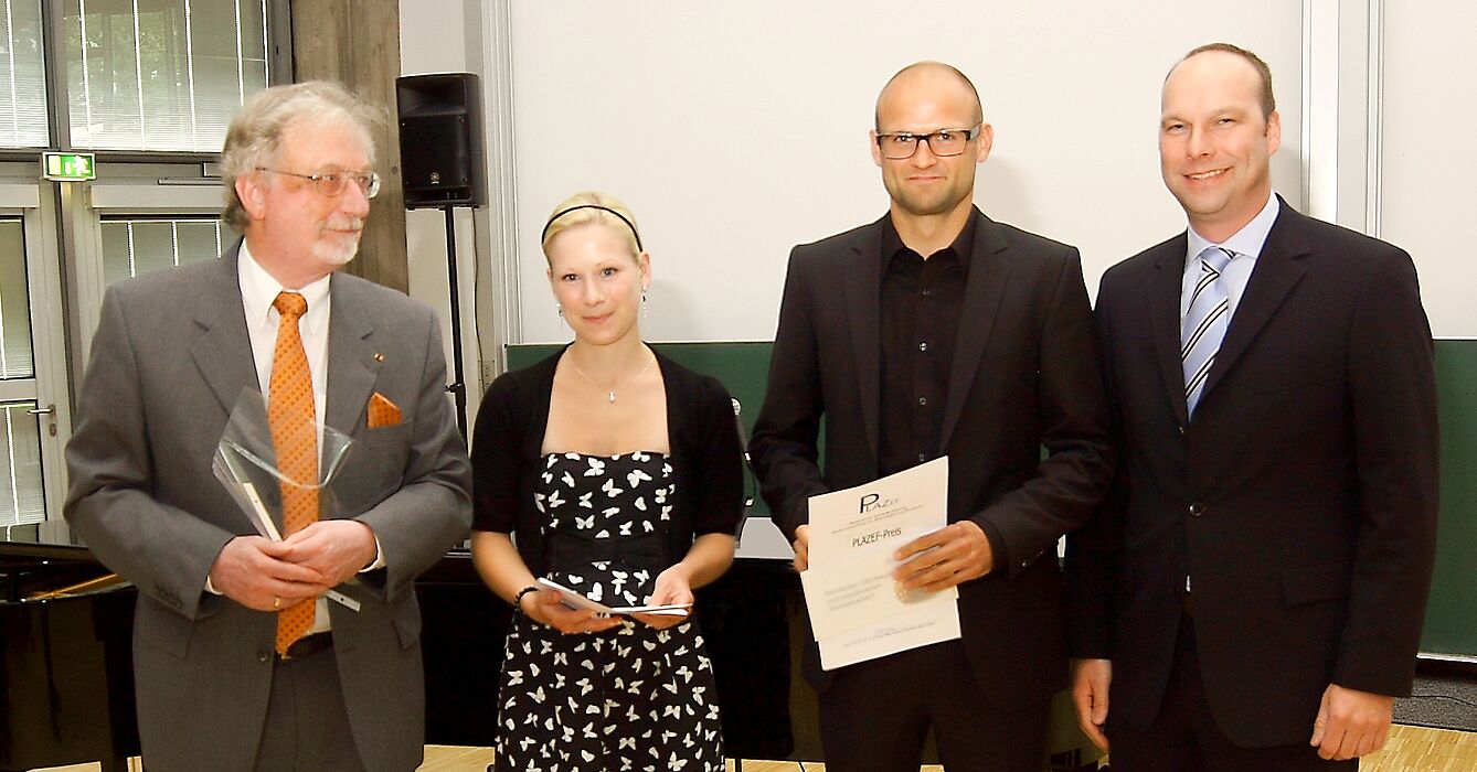 Foto: Verleihung der UNITY-Preise für herausragende Abschlussarbeiten: v. l. Prof. Dr. Freese (PLAZEF), Daniela Mestermann, Alexander Flohr, Matthias Schwarzenberg (UNITY-AG).